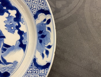 Deux assiettes en porcelaine de Chine en bleu et blanc, marque et &eacute;poque de Kangxi